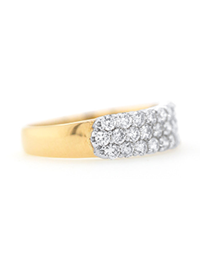 Ring set with 1.04ct of Diamonds, 9ct YG.