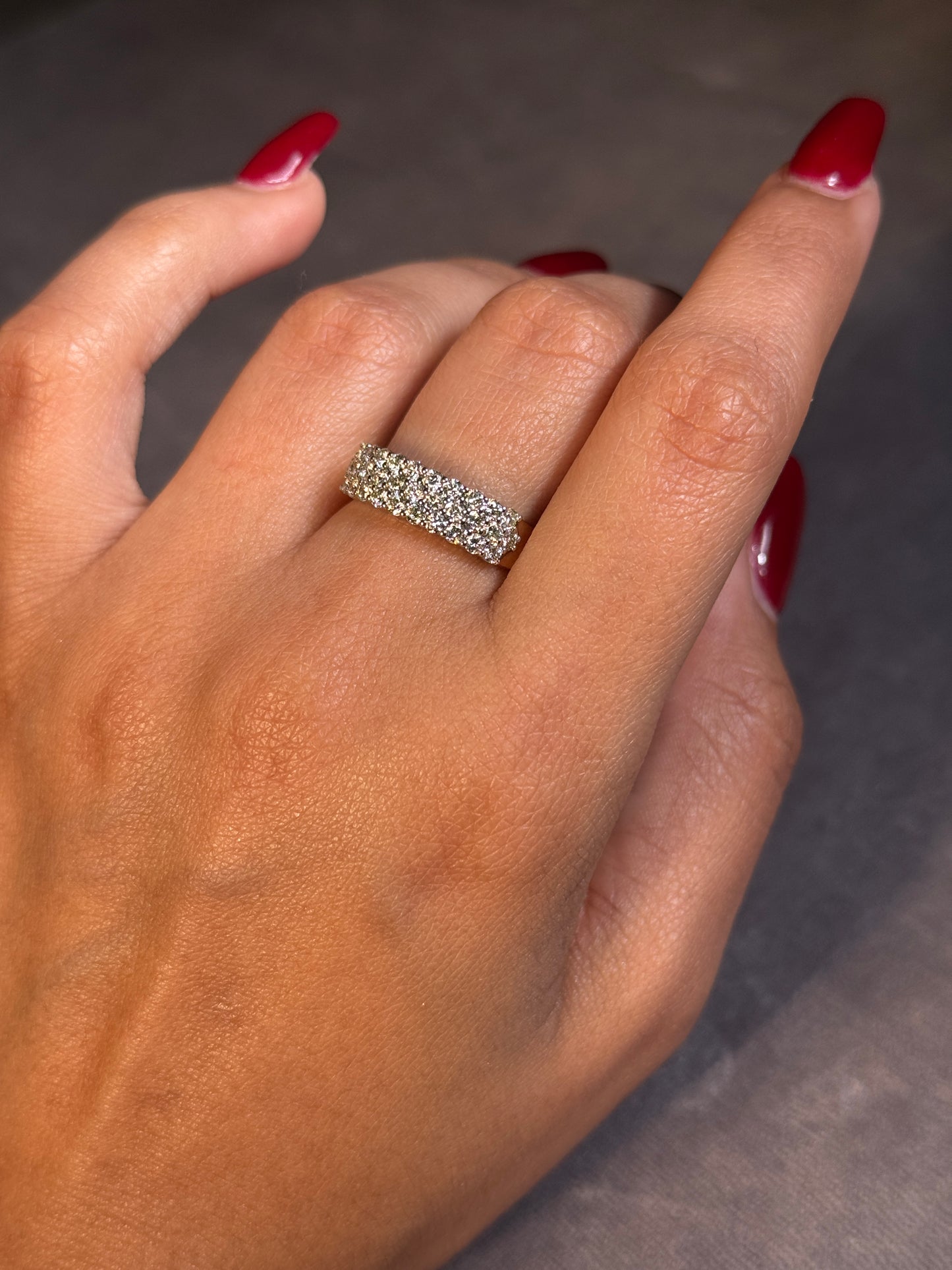 Ring set with 1.04ct of Diamonds, 9ct YG.