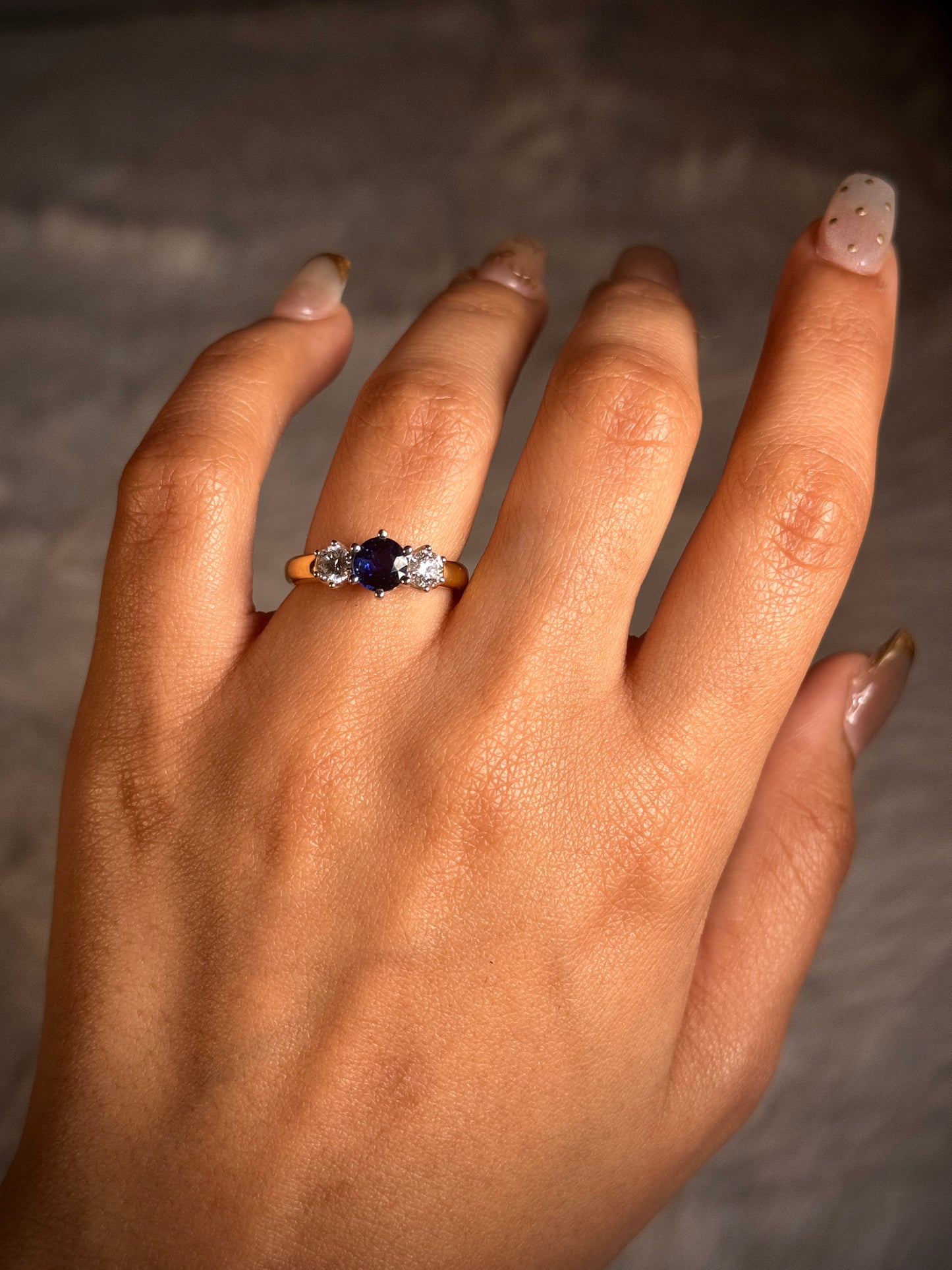 18ct Yellow Gold 2xDiamond & 6mm Royal Blue Sapphire ring.