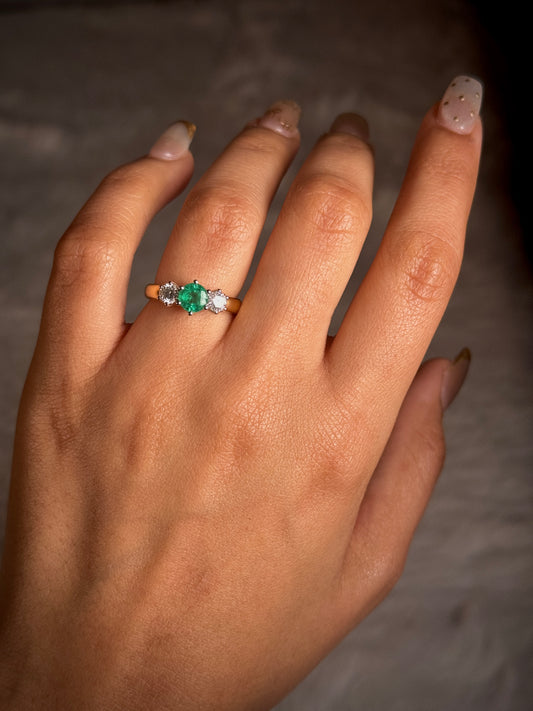Emerald Natural 5.70mm, T=0.50ct FSI Diamond ring, 18K Yellow Gold.