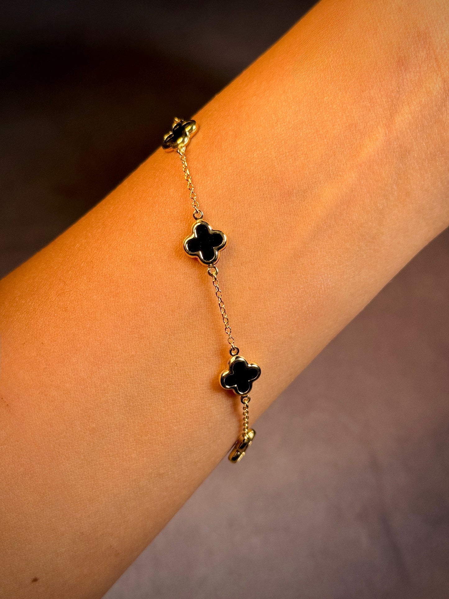 Bracelet with 5xOnyx Clover, 9 Carat Yellow Gold.