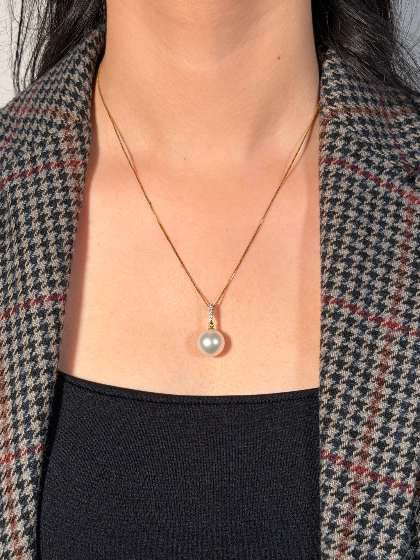 12 mm South Sea Pearl & D=0.08ct Diamond Pendant, 9 Carat Yellow Gold