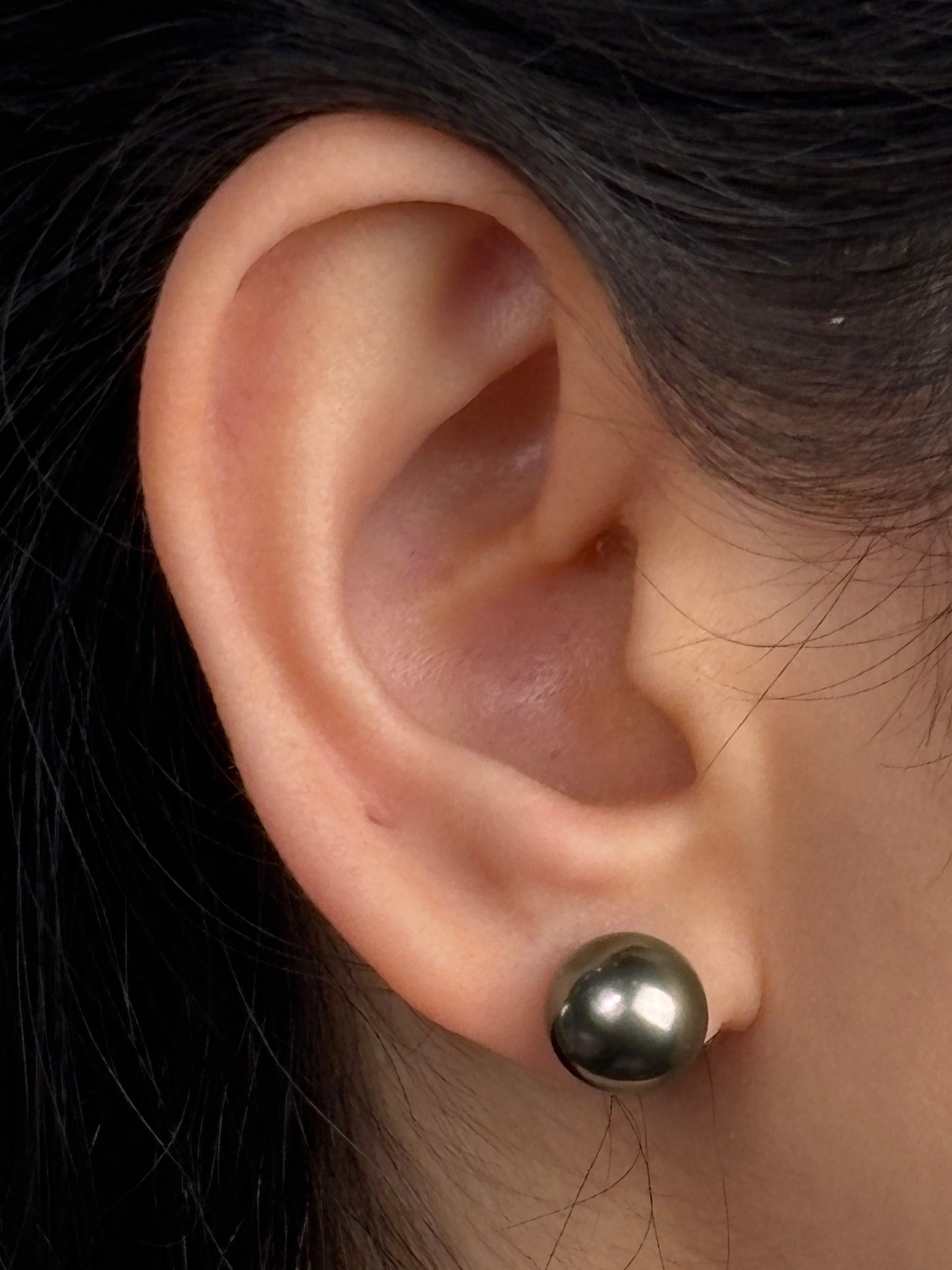 Classy Tahitian Pearl Studs 18 Carat Yellow Gold, 9mm
