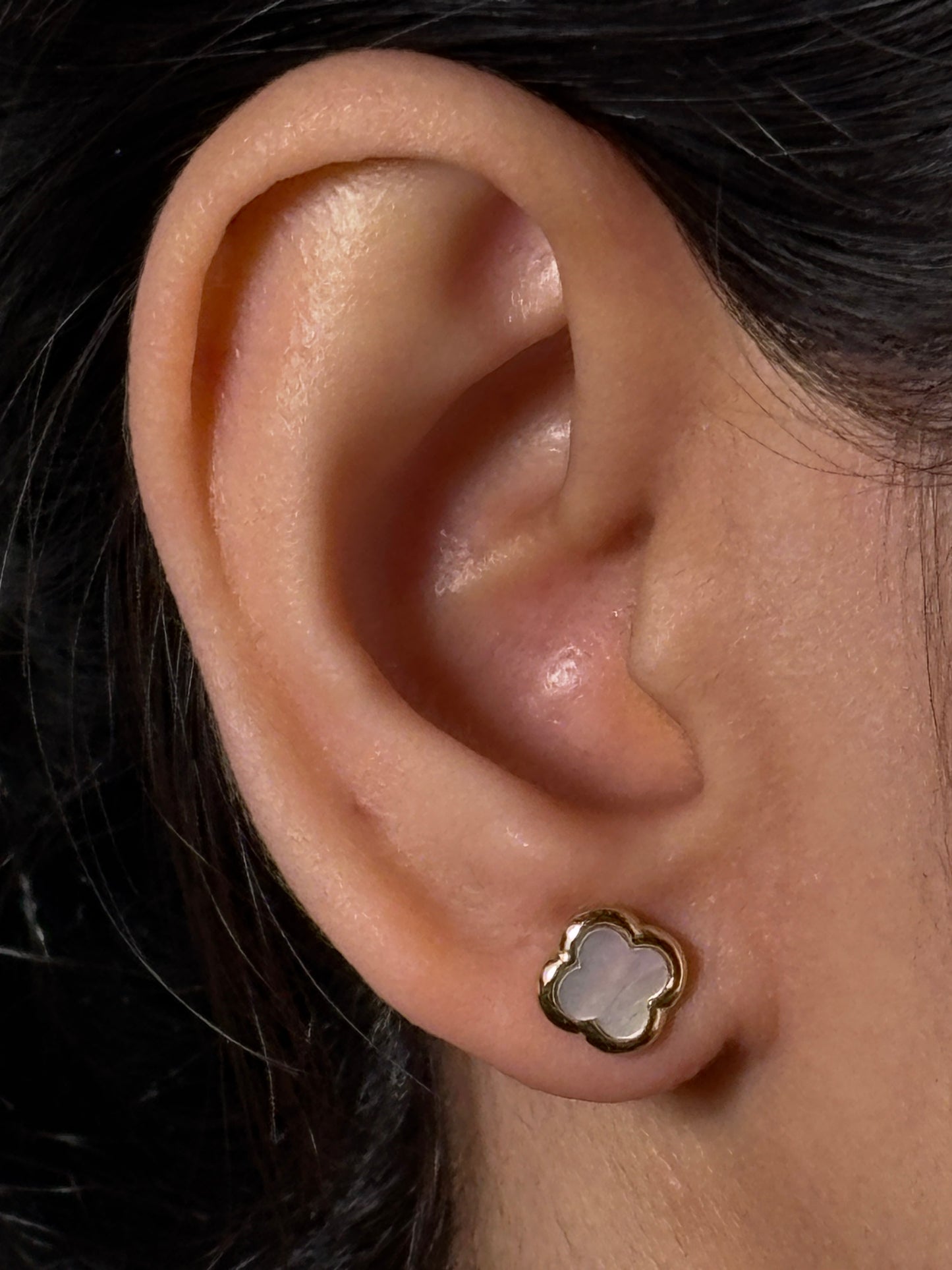 Mother Of Pearl Clover Stud Earring in 9 Carat Yellow Gold