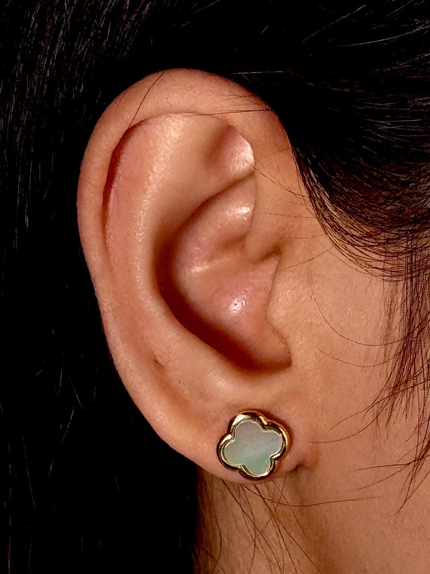 Mother Of Pearl Clover Stud Earring in 9 Carat Yellow Gold