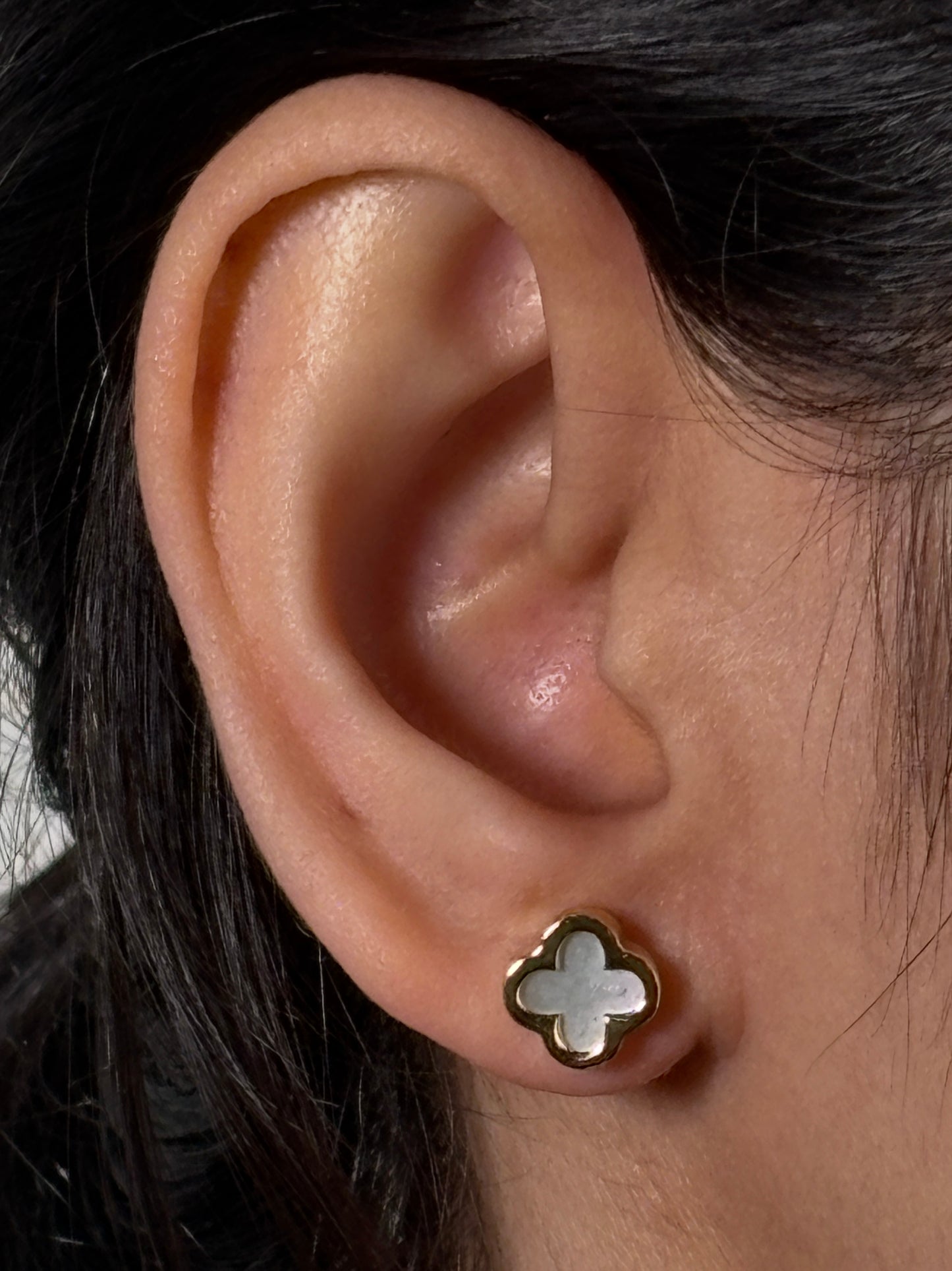 Mother Of Pearl Clover Stud Earring in 9 Carat Yellow Gold