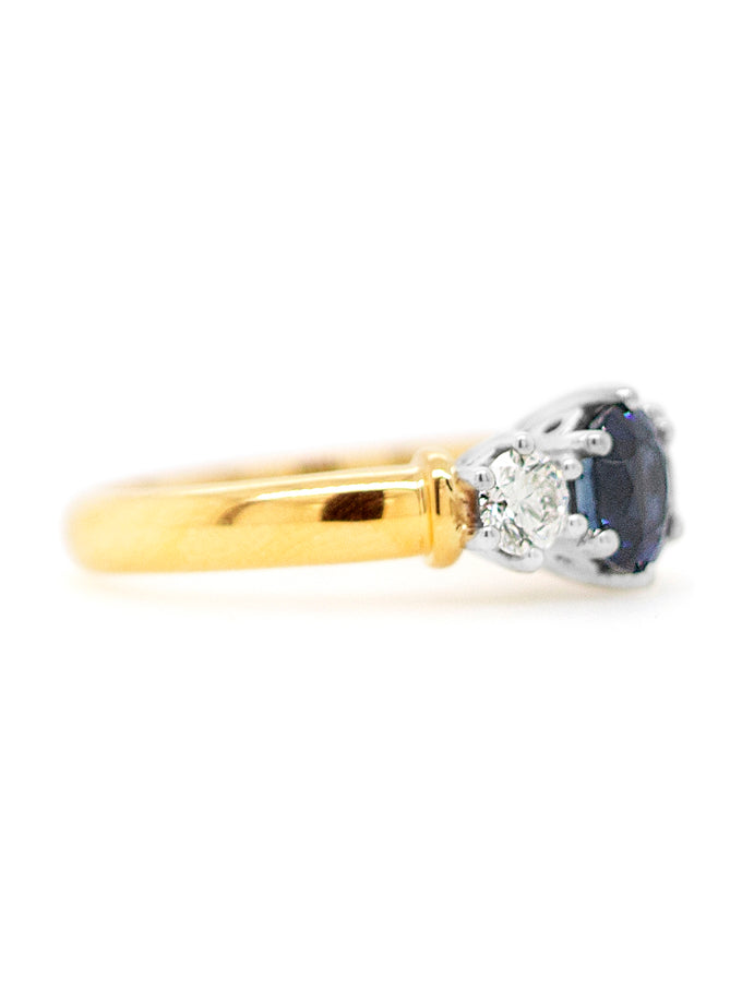 18ct Yellow Gold 2xDiamond & 6mm Royal Blue Sapphire ring.