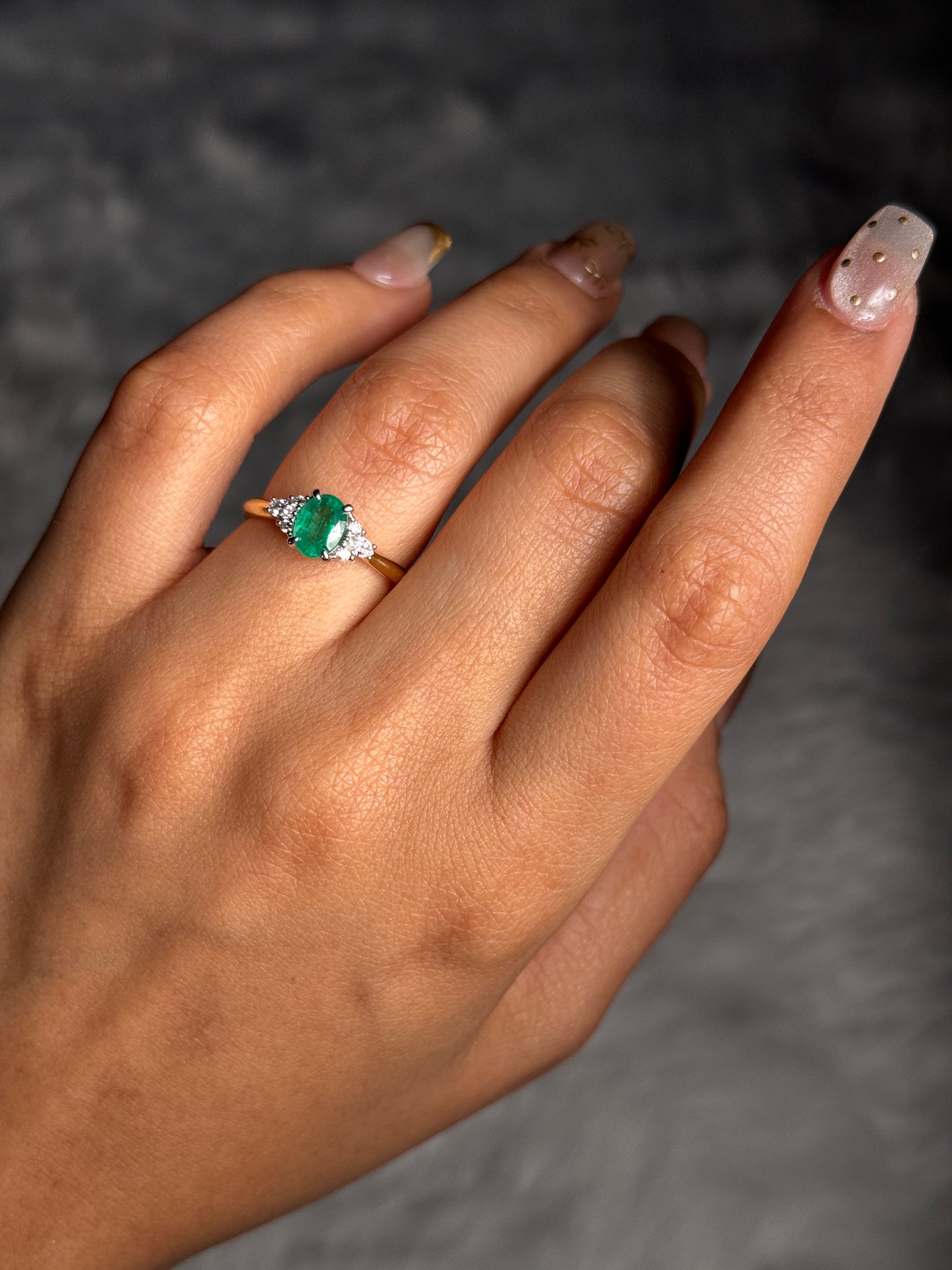 Emerald Natural 5.70mm, T=0.50ct FSI Diamond ring, 18K Yellow Gold.