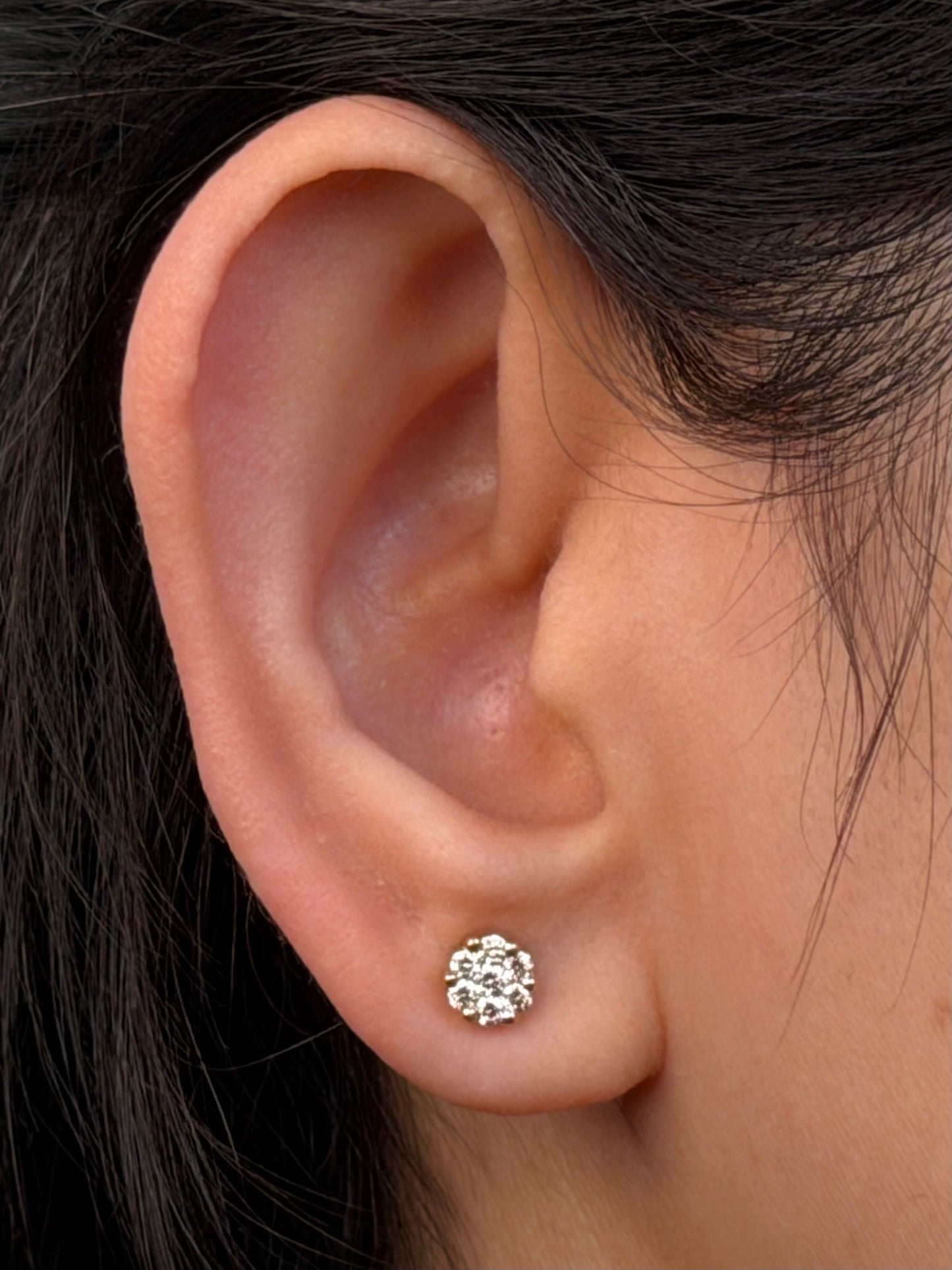 Stylish 18ct YG Diamond cluster stud ear rings.