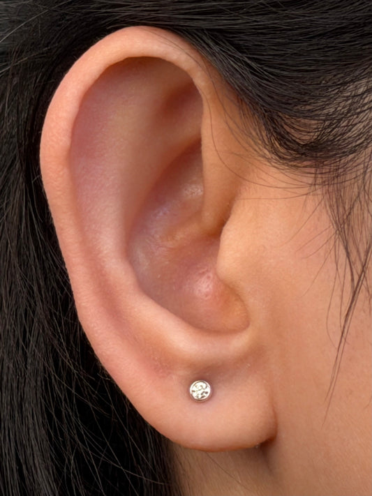 9K White Gold Diamonds T=0.10ct GHSI Bezel set stud ear rings.