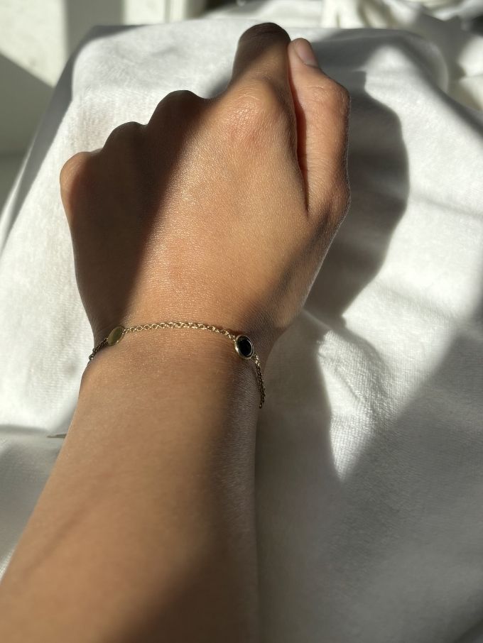 Black Onyx Disks on a 9 Carat Yellow Gold Chain Bracelet,