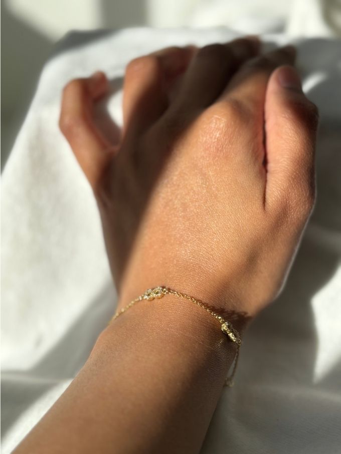3 Cubic Zirconia Set Infinity Emblem Bracelet in 9 Carat Yellow Gold