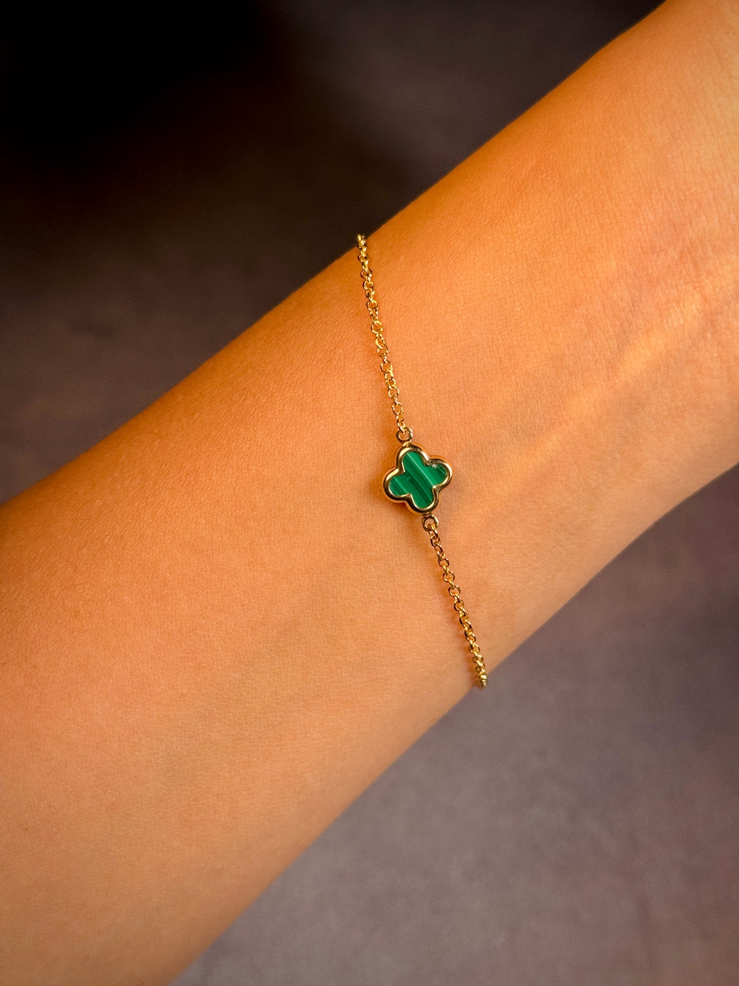 Small Malachite Clover Bracelet in 9 Carat Yellow Gold