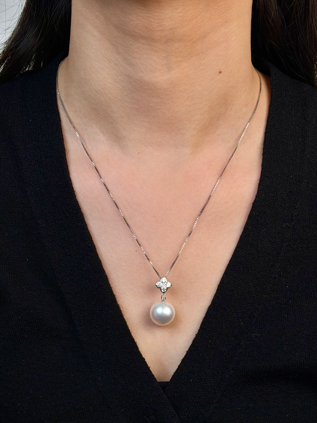 Beautiful South Sea Pearl, Diamonds, 18K White Gold pendant.