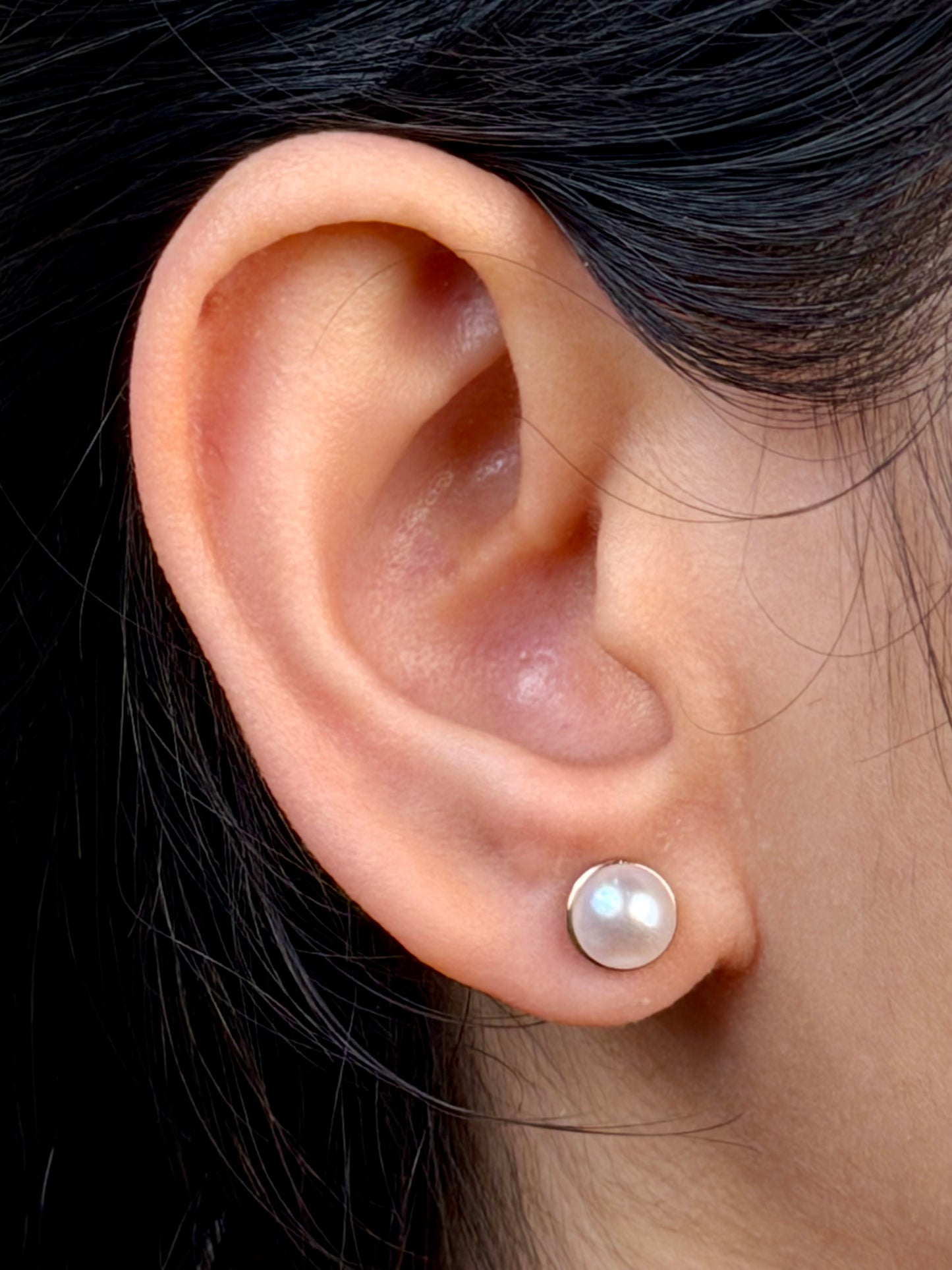 Classy Fresh Water Pearl Studs in 9 Carat Yellow Gold, 6-6.5mm