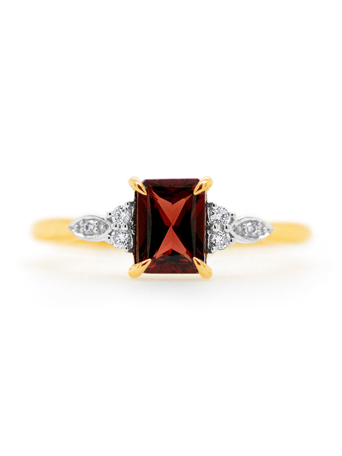 Garnet & Diamond dress ring, 9k yellow gold