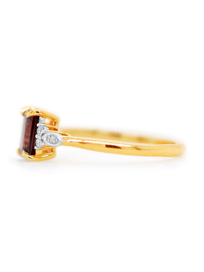 Garnet & Diamond dress ring, 9k yellow gold